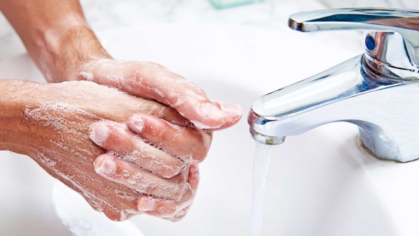 Фото – 11 Прикасаться к коже с гнойными воспалениями рекомендуется только чистыми руками