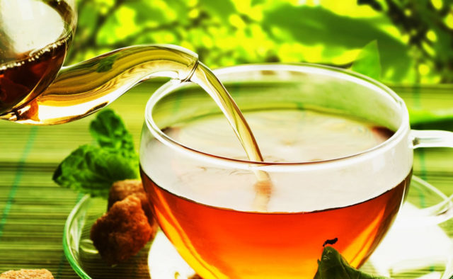 Чай помогает избавиться от различных видов угревой сыпи и прыщей, независимо от пола и возраста пациента