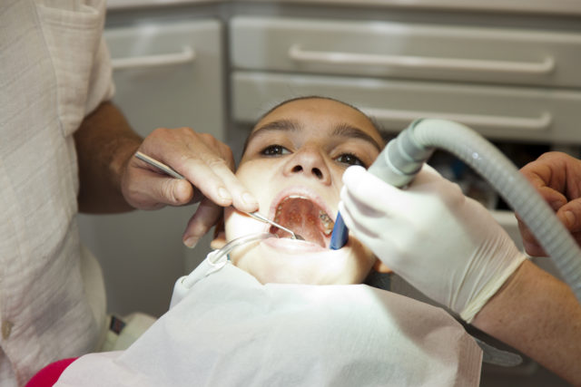 В целях устранения очага инфекции и недопущения распространения воспалительного процесса хирургом-стоматологом производится вскрытие гнойника