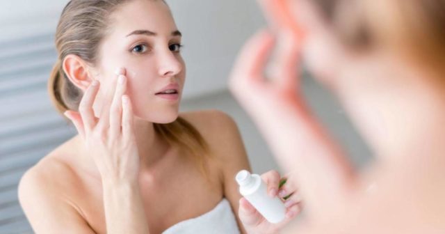 В период обострения угревой сыпи на лице макияж надо делать, учитывая некоторые тонкости 