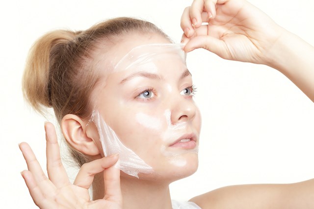 Косметологи для глубокого очищения кожи рекомендуют использовать пленочную маску для лица