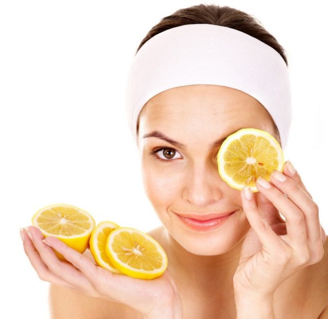 Сок лимона можно употреблять не только как наружное средство для обработки кожи, но и внутренне
