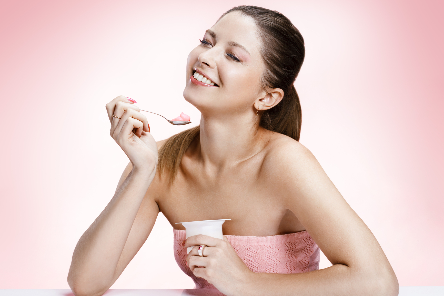 Есть йогурт на ночь. Девушка с йогуртом. Девушка ест йогурт. Красивая девушка с йогуртом. Фотосессия с йогуртом девушка.